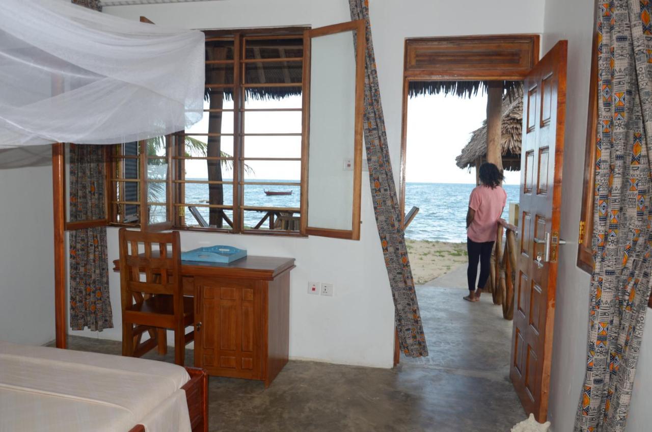Lui Ushongo Beach House Pangani Exteriör bild