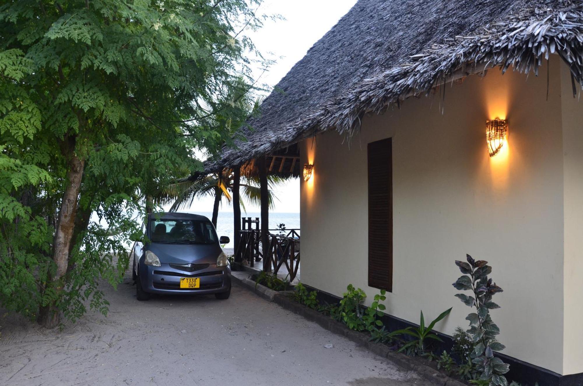 Lui Ushongo Beach House Pangani Exteriör bild