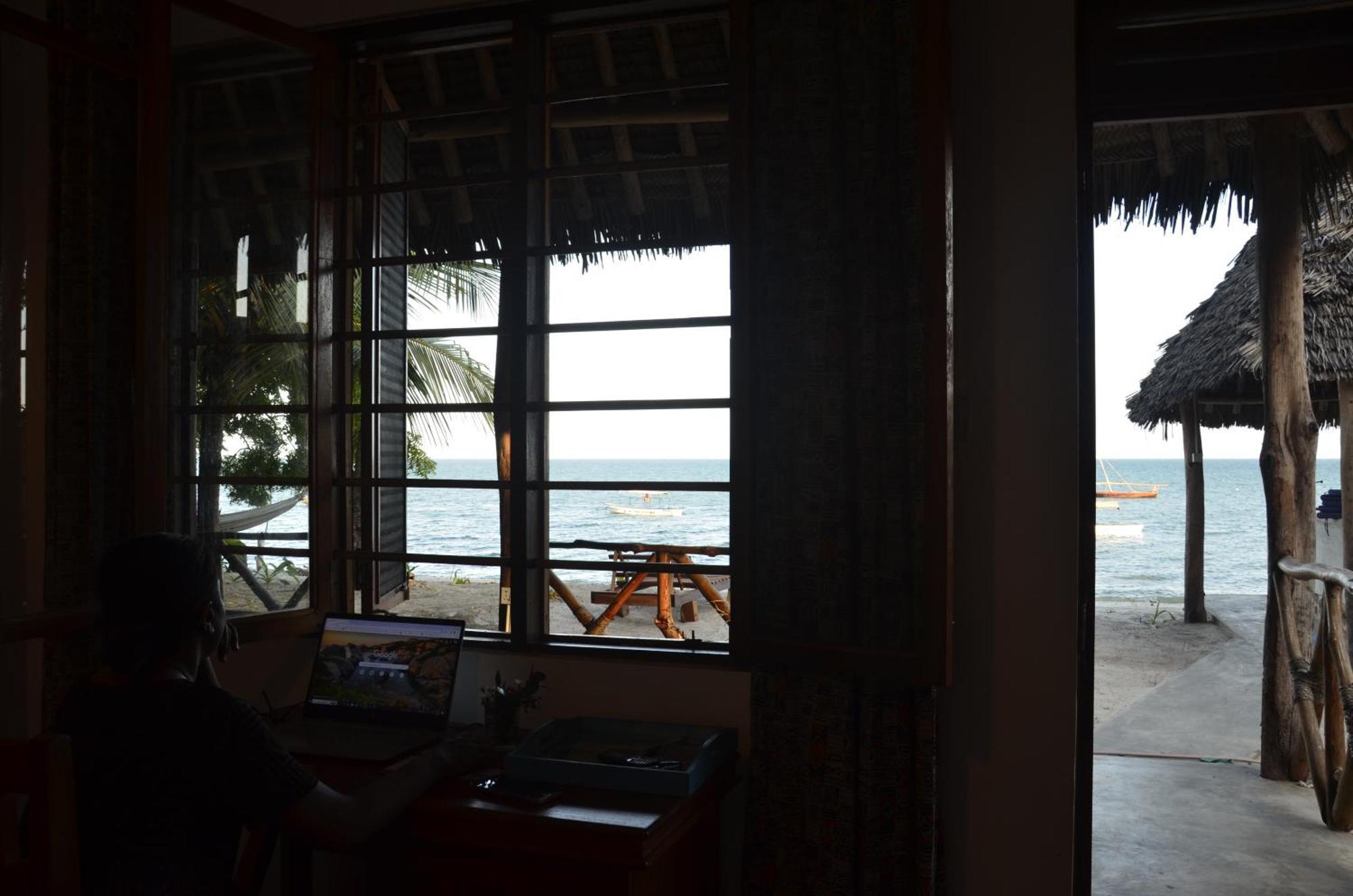 Lui Ushongo Beach House Pangani Exteriör bild