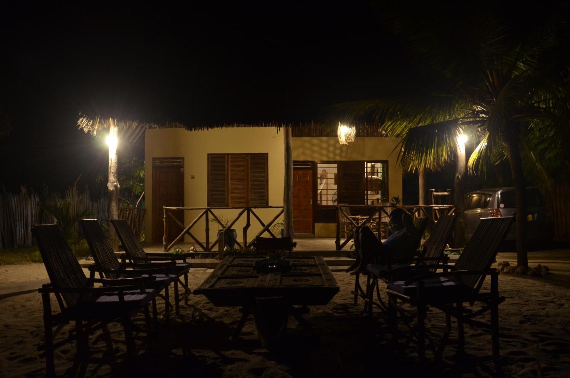 Lui Ushongo Beach House Pangani Exteriör bild
