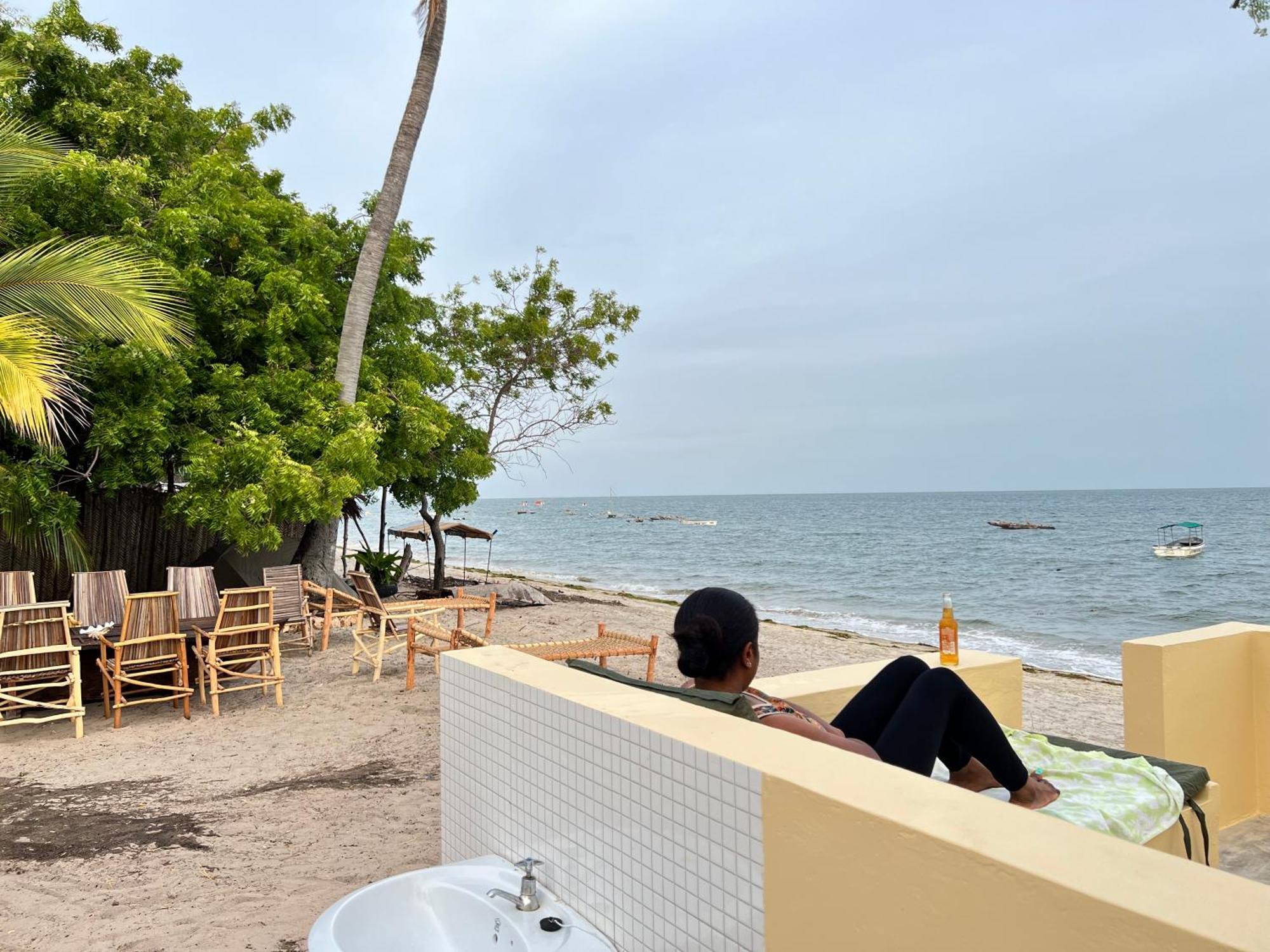 Lui Ushongo Beach House Pangani Exteriör bild